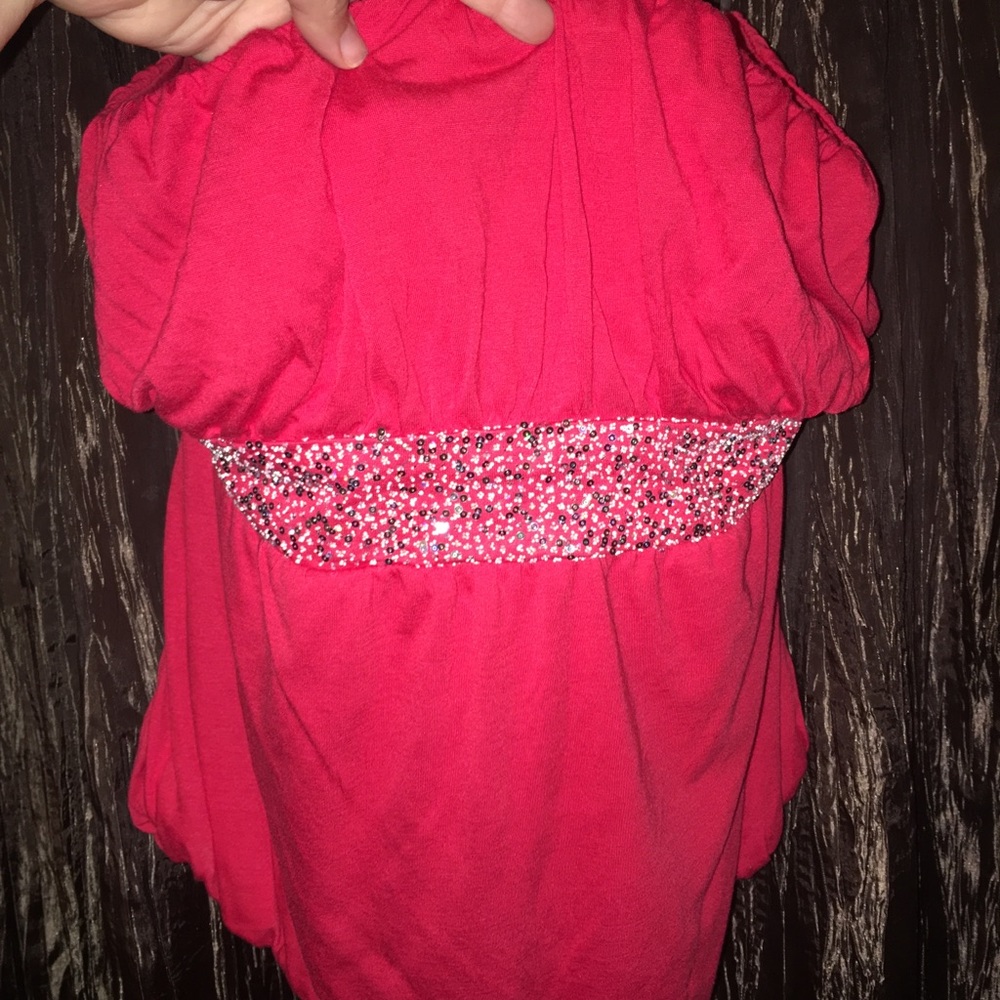 SEQUINS RED STRAPLESS TOP.